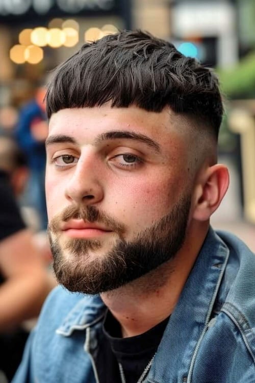 Corte de cabelo de tigela Edgar para homens com alto desbotamento.