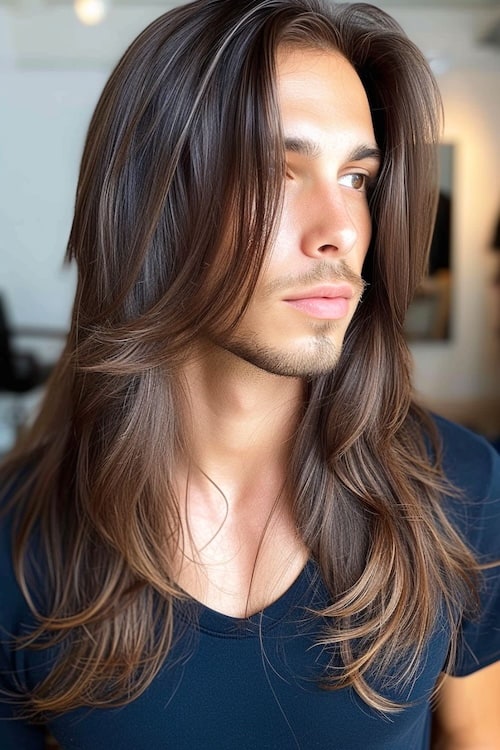 Penteado de camadas longas para o jovem.