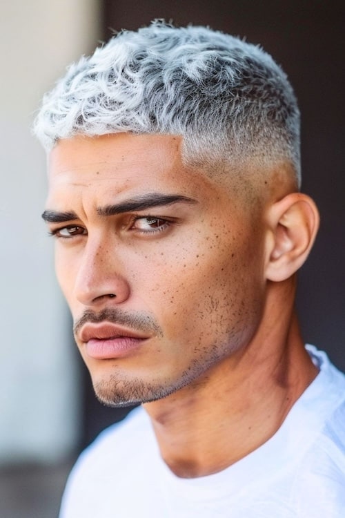 Edgar prateado cortou com penteado de desbotamento intermediário para homens.