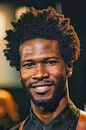 Bobinas encaracoladas penteado de comprimento médio para homens.