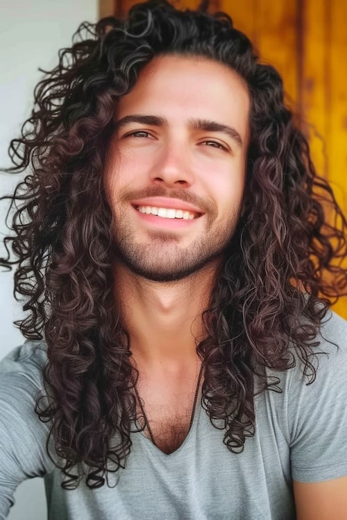 Ringlet Curly Penteado castanho longo em jovem com barba.