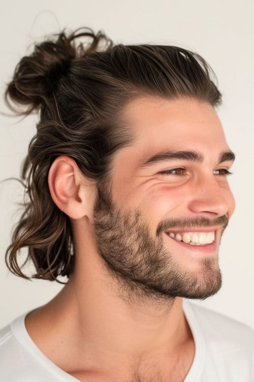 Meio meio para baixo penteado em um homem bonito sorridente.
