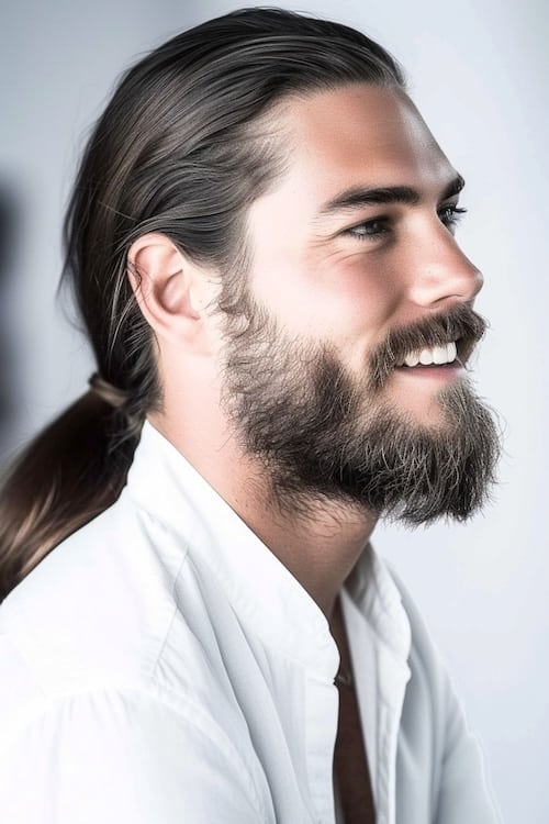 Polish rabo de cavalo baixo com barba em homem atraente, vista lateral.