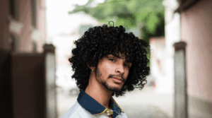 33 Penteados encaracolados para homens que redefinirão sua aparência