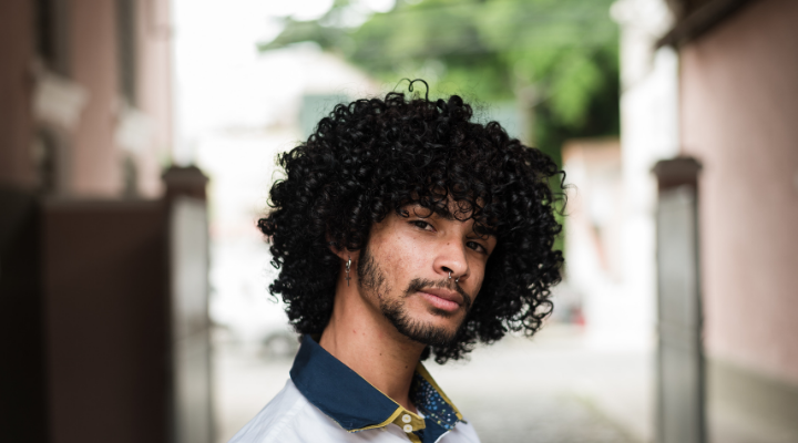 Penteados encaracolados para homens