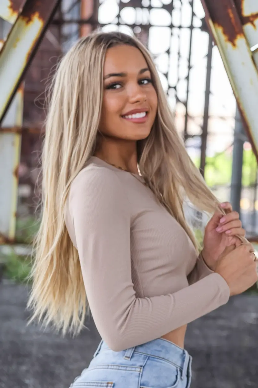 Cor do cabelo de outono para loiras 2025 camadas de caramelo amanteigado com profundidade de raiz escura