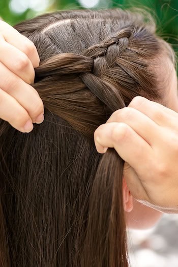 Começando a trança holandesa no lado direito.