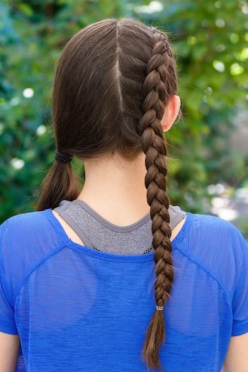 O lado direito completo do duplo updo de trança holandesa.