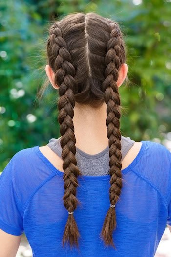 Concluiu a segunda trança do updo duplo de trança holandesa ao lado da trança direita.