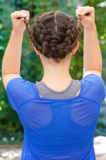 Protegendo as tranças duplas e as embalagens.