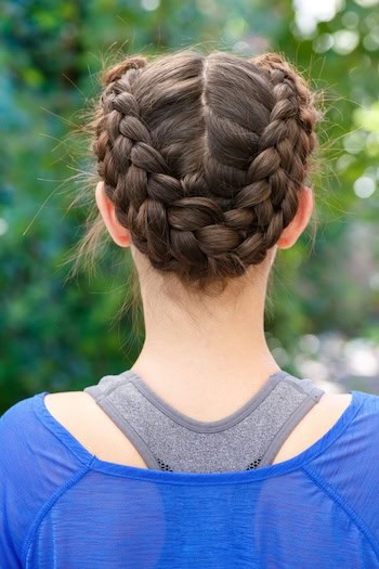 O updo de trança dupla holandesa preenchida, de trás.