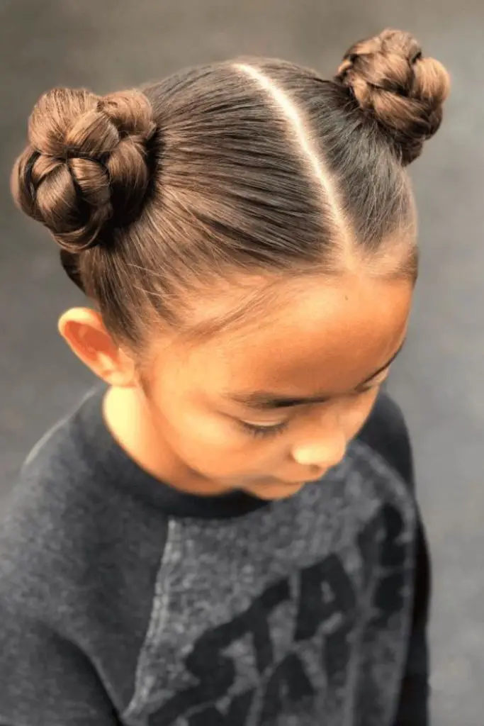 Cabelo da escola de pães espaciais trançados