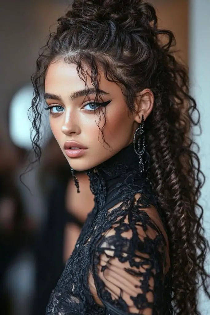 Deusa da mariposa lunar com cabelo torcido