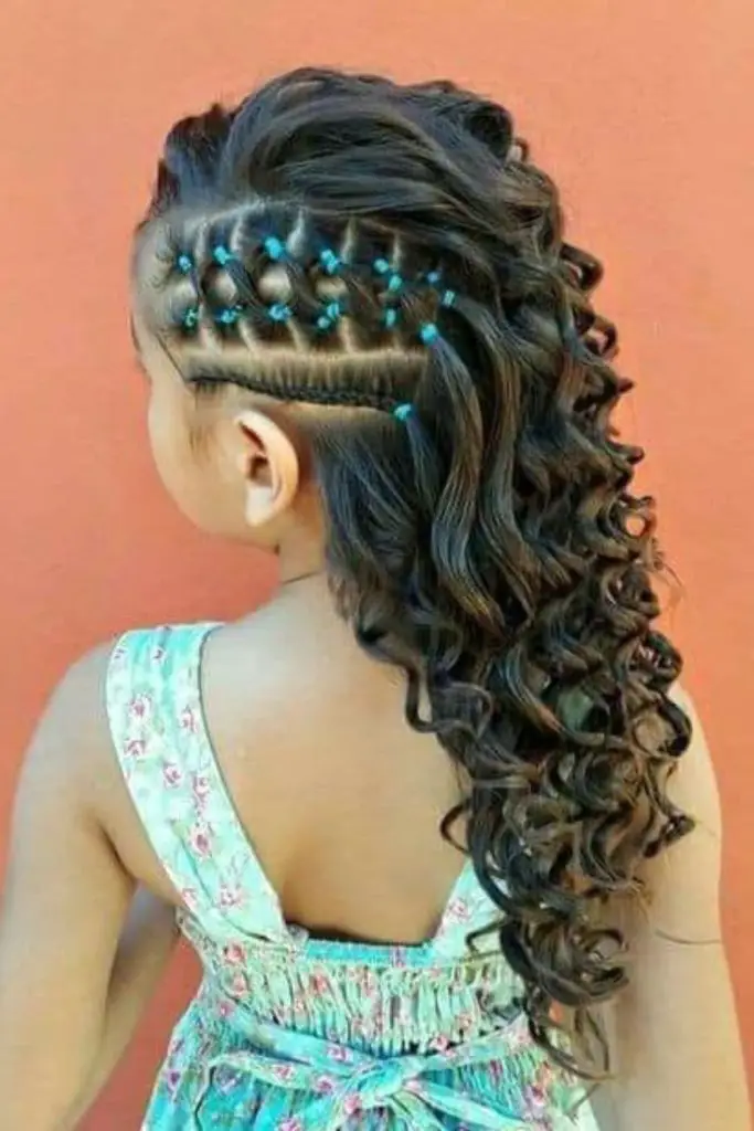 Mohawk encaracolado com lados elegantes