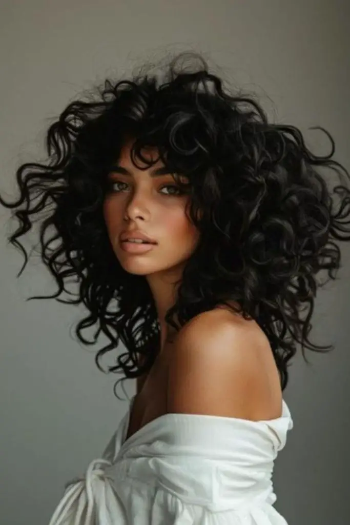 Andulações aleatórias de cachos de céu estilizados suavemente