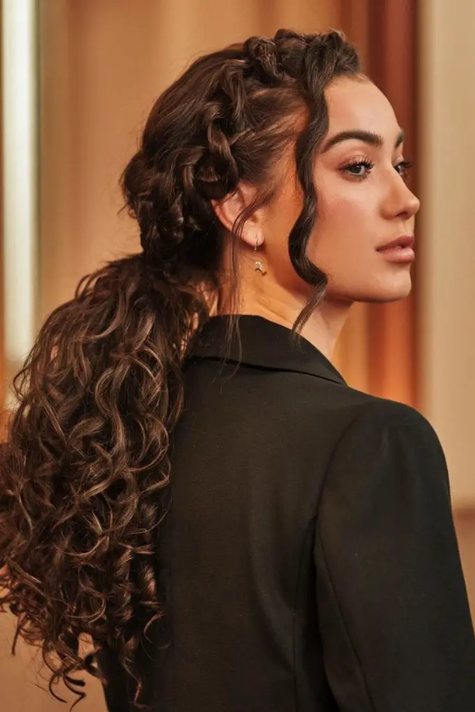 Rabo de cavalo lateral baixo com cachos flutuantes