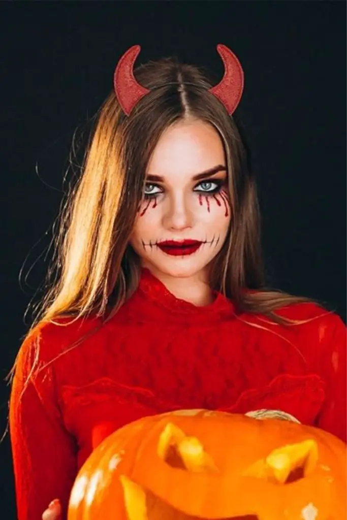 Fantasia do diabo vermelho com cabelo esvoaçante