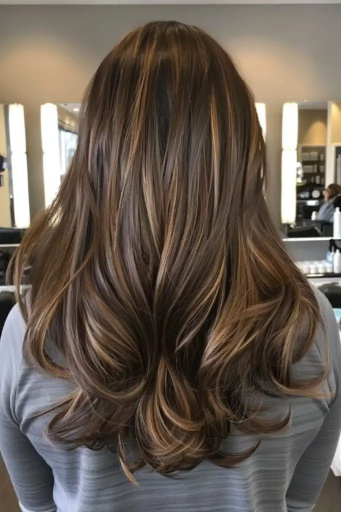 Azelnaz sutil brilho em camadas marrons.