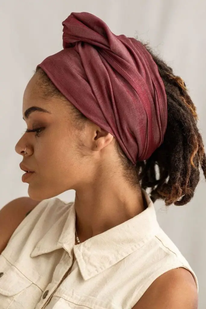 Locs embrulhados em cachecol com extremidades expostas