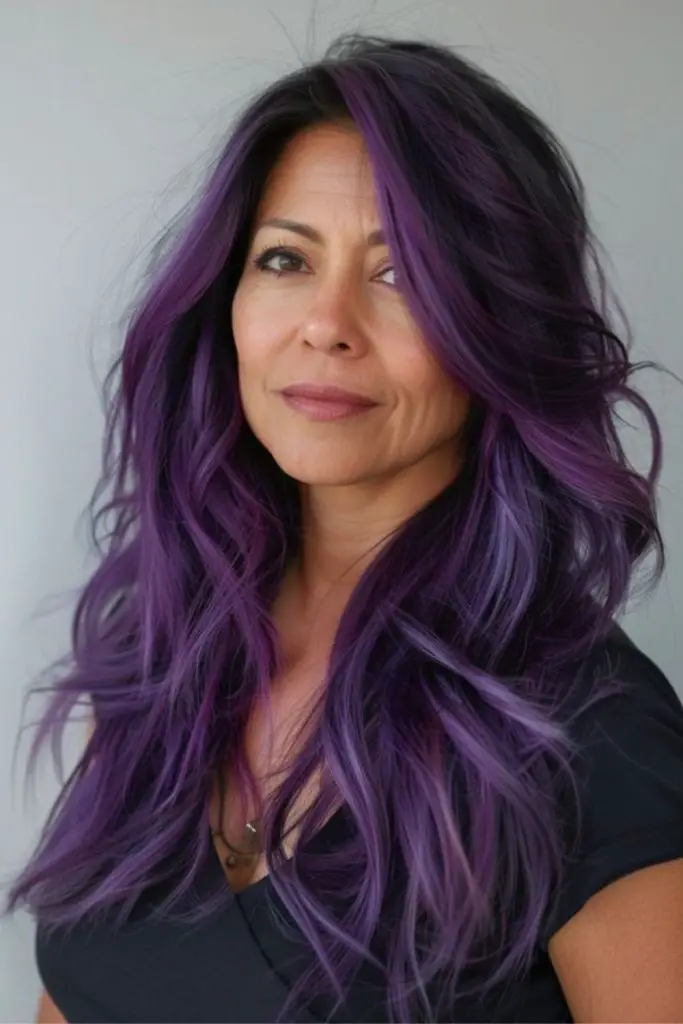 Cachos roxos escuros com parte lateral