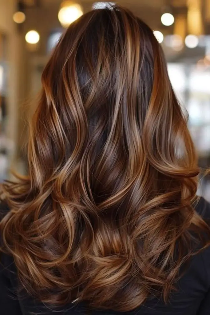 Mistura de caramelo âmbar em raízes escuras