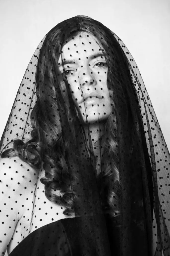 Noiva assombrada com madeixas negras veladas