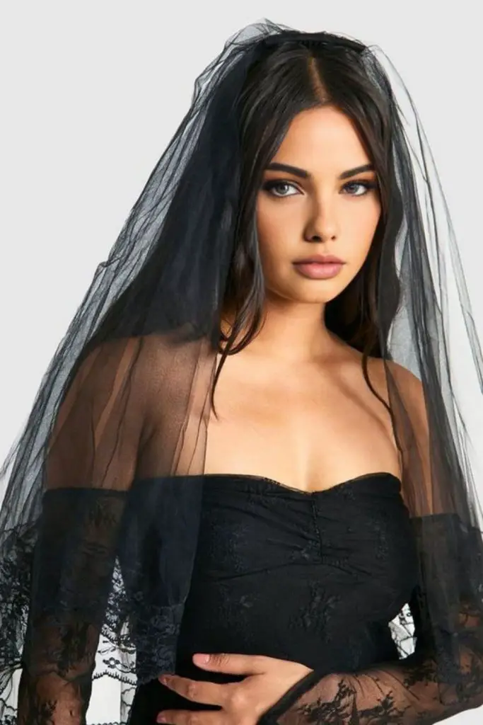 Noiva assombrada com madeixas negras veladas