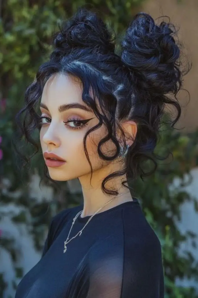 Puffs altos duplos com salto em negrito