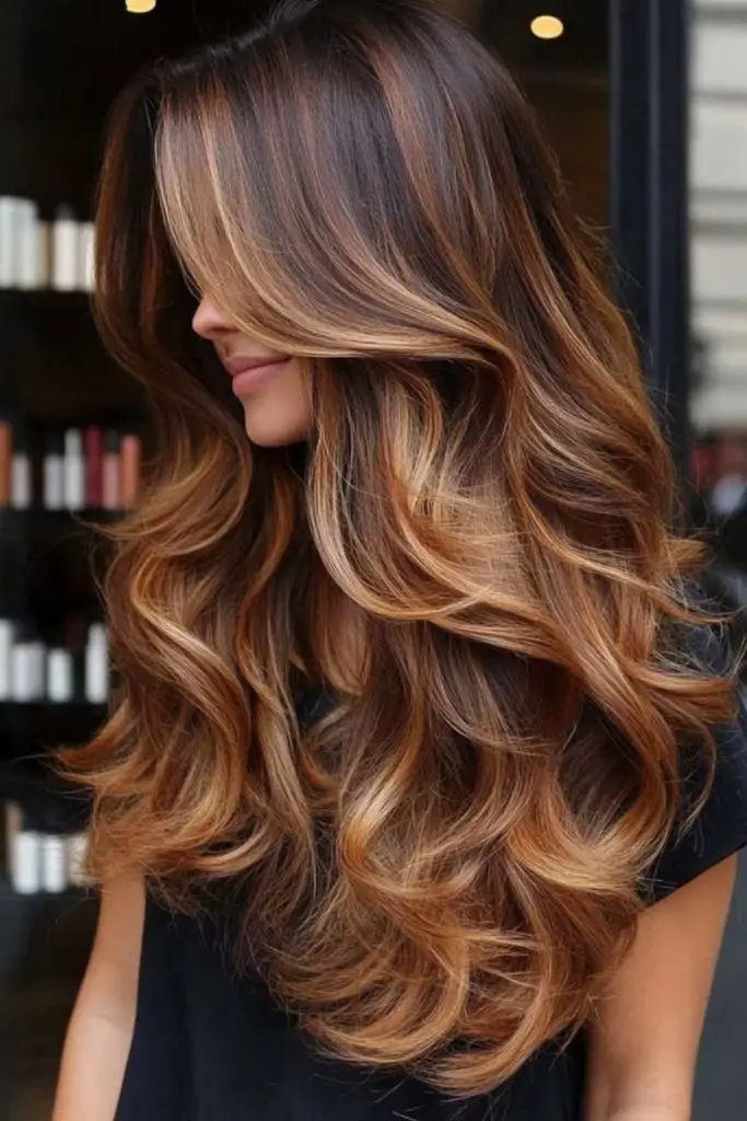 Tones de caramelo ao pôr do sol através de cabelos longos