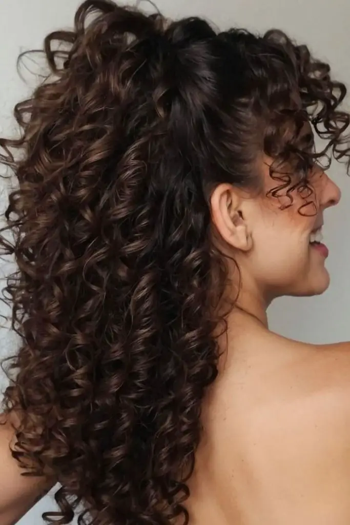 Torções da coroa se desenrolaram em cachos fofos