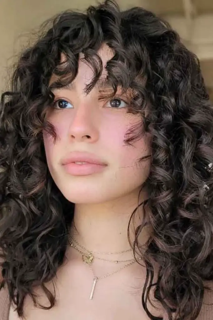 Cachos em espiral frontal moldados como franja