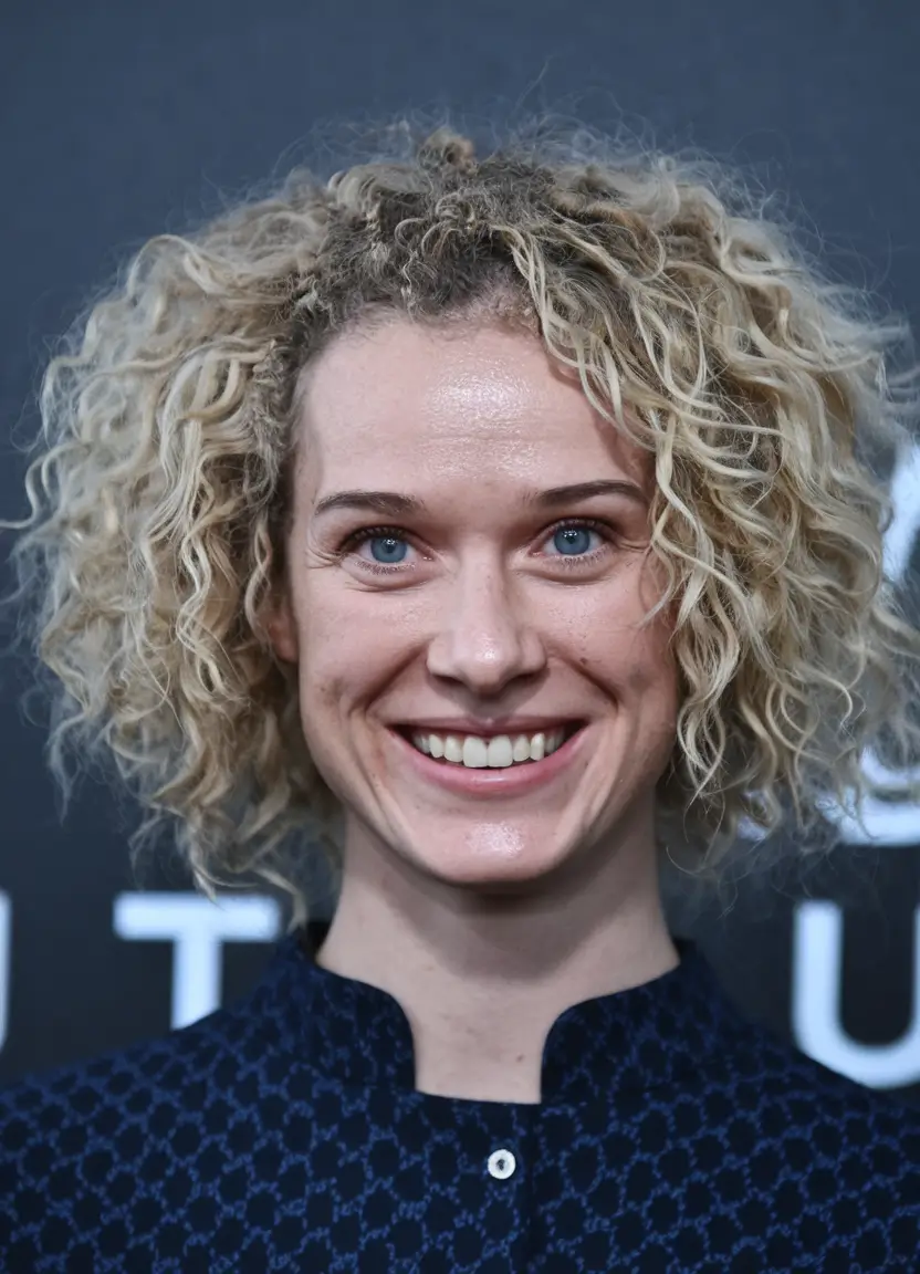 Cortes curtos de cabelo encaracolado caem bobinas loiras com um efeito halo