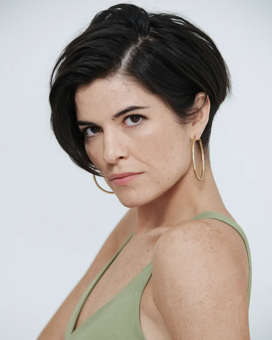 Cortão de outono curto curto pixie com volume lateral esculpido