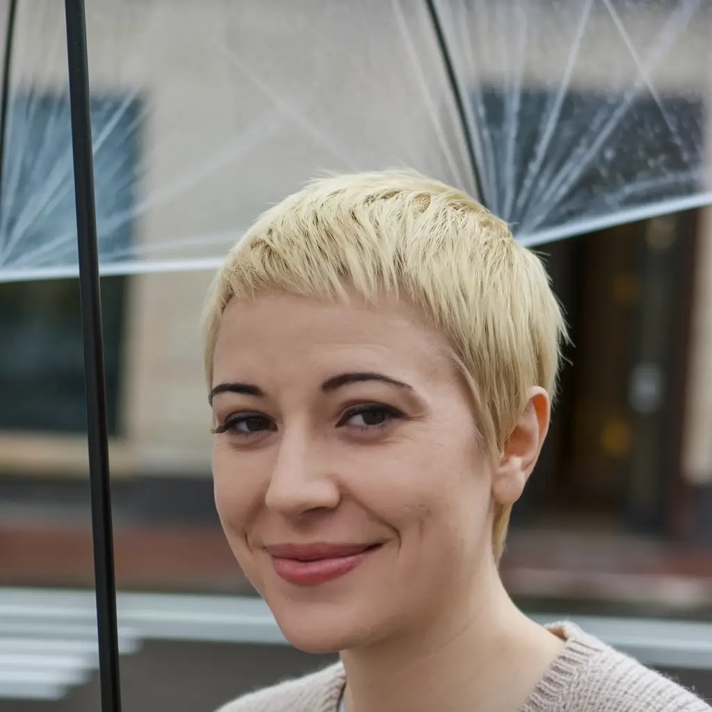 Fall Pixie Haircut Micro Bleach Pixie com textura contundente