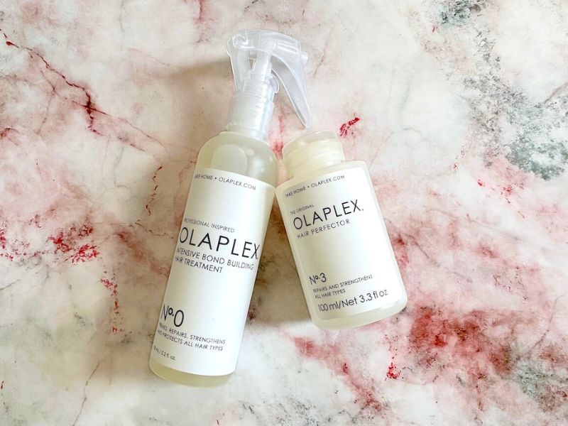 Olaplex No. 0 Tratamento de cabelo intensivo de construção de títulos e Olaplex No. 3 Bond Perfector, Flatlay.