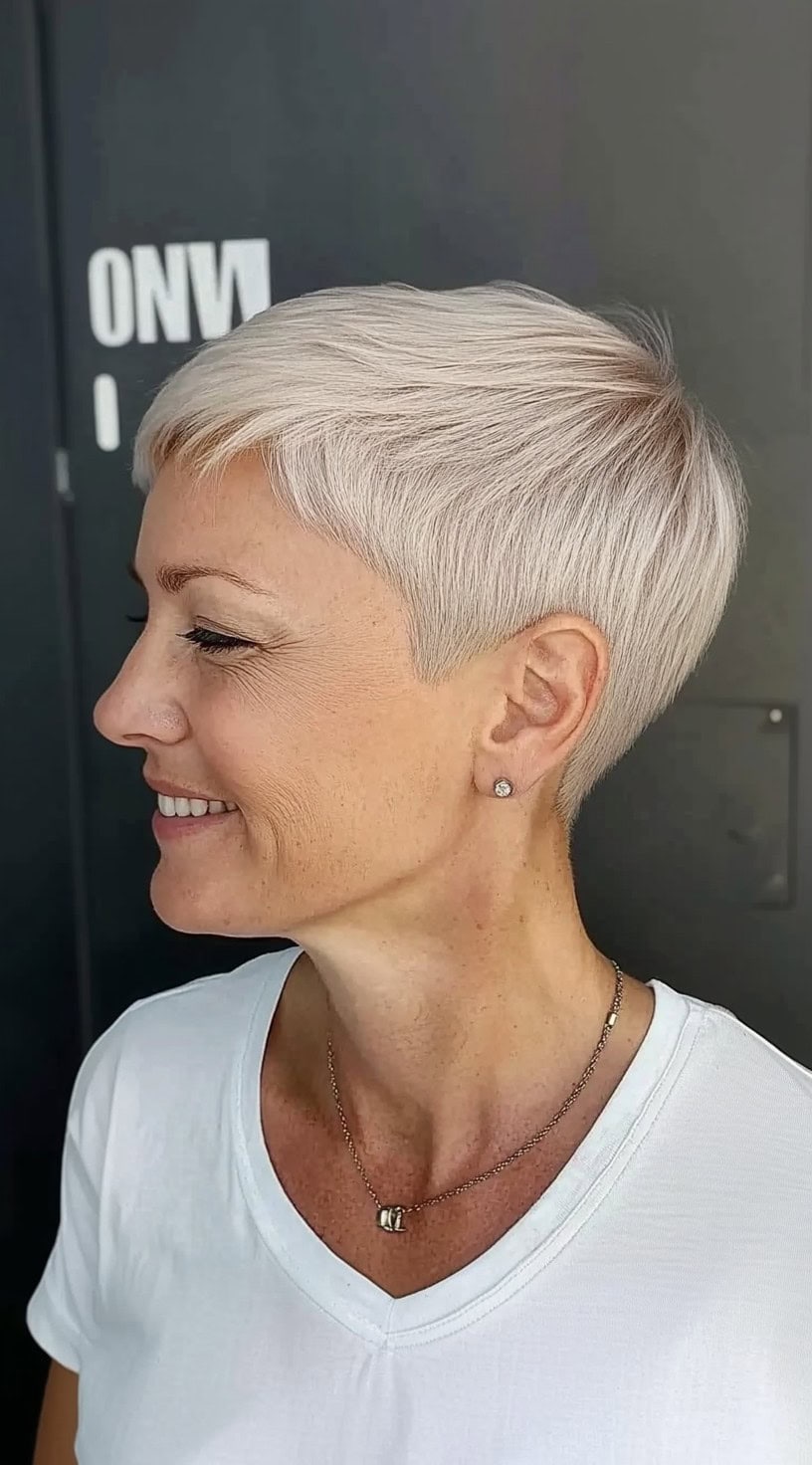 Um penteado de platina com malha com micro camadas e um afunilamento macio em direção à nuca, estilizada com linhas limpas e brilho.