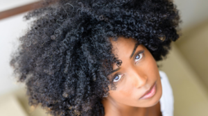 Inverno 2025–2026: ideias de cores de cabelo escuro para morenas, balayage e muito mais