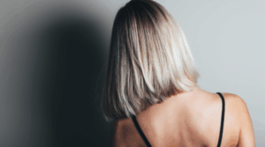 Cores de cabelo inverno 2025–2026 Pele escura: ideias da moda para mulheres