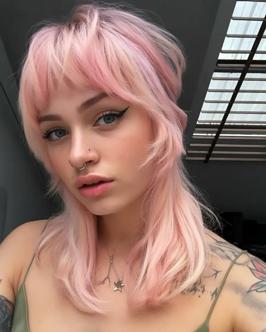 tendências de cores de cabelo da primavera 2026 Soft Blush Shag com bordas pastel