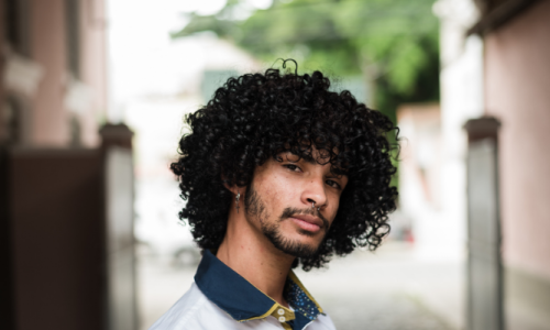 Penteados encaracolados para homens